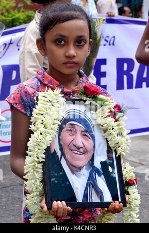 Kolkata, Indien. 05 Sep, 2017. Schüler, sozialen Aktivisten und Menschen unterschiedlicher Religion in einem Frieden Rallye durch das Gebet des 20. Todestages von Mutter Teresa am 5. September zu gedenken, gefolgt teilnehmen, 2017 in Kalkutta. Credit: Saikat Paul/Pacific Press/Alamy leben Nachrichten Stockfoto