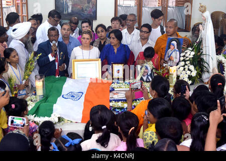 Kolkata, Indien. 05 Sep, 2017. Schüler, sozialen Aktivisten und Menschen unterschiedlicher Religion in einem Frieden Rallye durch das Gebet des 20. Todestages von Mutter Teresa am 5. September zu gedenken, gefolgt teilnehmen, 2017 in Kalkutta. Credit: Saikat Paul/Pacific Press/Alamy leben Nachrichten Stockfoto