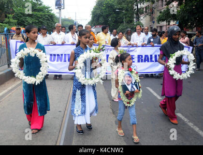 Kolkata, Indien. 05 Sep, 2017. Schüler, sozialen Aktivisten und Menschen unterschiedlicher Religion in einem Frieden Rallye durch das Gebet des 20. Todestages von Mutter Teresa am 5. September zu gedenken, gefolgt teilnehmen, 2017 in Kalkutta. Credit: Saikat Paul/Pacific Press/Alamy leben Nachrichten Stockfoto