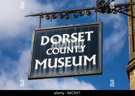 DORCHESTER, Vereinigtes Königreich - 15. AUGUST 2017: Schild über dem Eingang zum Dorset County Museum an der High West Street in Dorchester, Dorset, Vereinigtes Königreich. Stockfoto