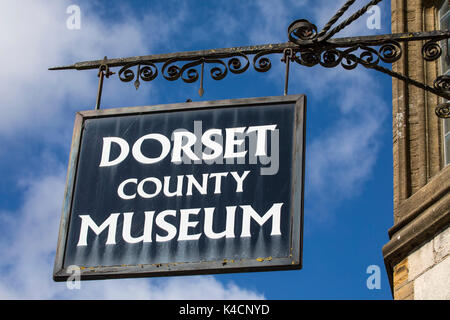 DORCHESTER, Vereinigtes Königreich - 15. AUGUST 2017: Schild über dem Eingang zum Dorset County Museum an der High West Street in Dorchester, Dorset, Vereinigtes Königreich. Stockfoto