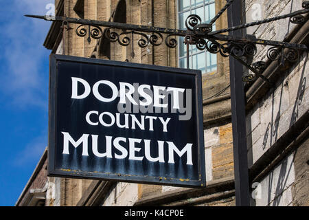 DORCHESTER, Vereinigtes Königreich - 15. AUGUST 2017: Schild über dem Eingang zum Dorset County Museum an der High West Street in Dorchester, Dorset, Vereinigtes Königreich. Stockfoto