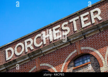 Dorchester Zeichen auf der Außenseite des alten Dorchester Brauereigebäude in Brauerei Square, Dorchester, Dorset, Großbritannien. Stockfoto