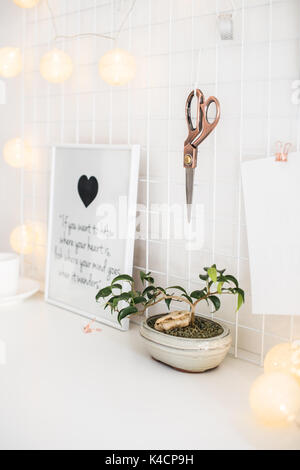 Sauber und ordentlich, Arbeitsbereich, weiß Tisch- und Office Organizer mit Beleuchtung. Weiß home office Inneneinrichtung, Blogger Arbeitsplatz. Stockfoto