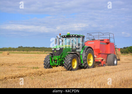 John Deere 6215 R Traktor Stockfoto
