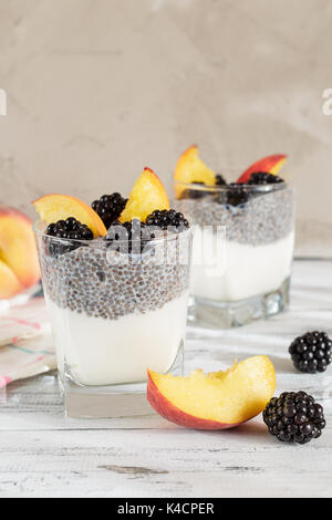 Chia Samen Pudding mit Joghurt, Pfirsich und Brombeeren. Gesundes Frühstück oder Snack am Morgen Konzept Stockfoto