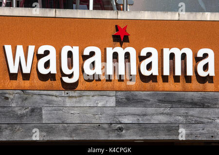 DORCHESTER, Großbritannien - 15. AUGUST 2017: Das Zeichen über eine Wagamama Asian Food Restaurant in Dorchester, Großbritannien, am 15. August 2017. Stockfoto