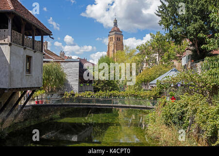 Cuisance River and église Saint-Just / Kirche von St Just in der Stadt Arbois, Gemeinde im Jura, Franche-Comté, Lons-le-Saunier, Frankreich Stockfoto