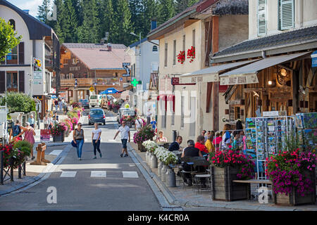 Einkaufsstraße im Dorf Les Rousses im Kanton Morez des Jura, Bourgogne-Franche-Comté, Frankreich Stockfoto