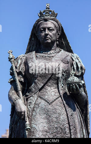 WEYMOUTH, Großbritannien - 15. AUGUST 2017: eine Statue von Königin Victoria, am Meer in Weymouth Dorset, Großbritannien, am 15. August 2017. Stockfoto