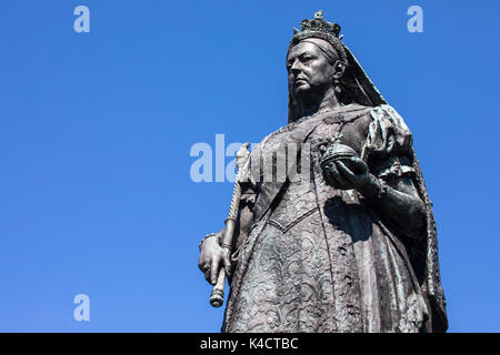 WEYMOUTH, Großbritannien - 15. AUGUST 2017: eine Statue von Königin Victoria, am Meer in Weymouth Dorset, Großbritannien, am 15. August 2017. Stockfoto