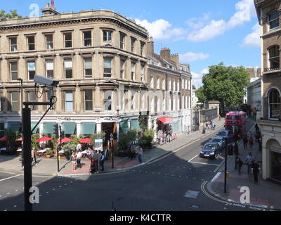 Streetscene mit CCTV-Kamera Bloomsbury Street und die Great Russell Street Junction in der Nähe von Covent Garden, London WC1, UK. Stockfoto