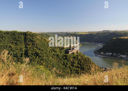 Burg Katz am Mittelrhein, Hoch über St. Goarshausen, im Hintergrund der berühmten Loreley, Rheinland-Pfalz Stockfoto