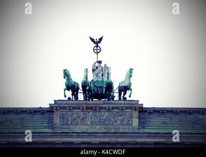 Großen Vier Pferde mit dem Wagen und der Göttin sind das Wahrzeichen der Stadt Berlin in Deutschland. Die Skulptur ist über den großen Brandenburg platziert Stockfoto