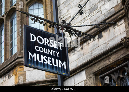 DORSET, Großbritannien - 14. AUGUST 2017: Das Schild über dem Eingang zum Dorset County Museum auf High West Street in Dorchester, Dorset, Großbritannien, am 14. Stockfoto