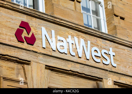 DORCHESTER, Großbritannien - 15. AUGUST 2017: Das Logo über dem Eingang zu einem Natwest Bank Filiale in Dorchester, Großbritannien, am 15. August 2017. Stockfoto