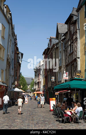 Rue St. Michel, Rennes, Bretagne, Frankreich: Bekannt als "la rue de La Soif", für die Anzahl der Bars Stockfoto