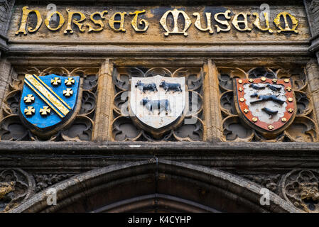 DORCHESTER, Großbritannien - 14. AUGUST 2017: Das Schild über dem Eingang zum Dorset County Museum auf High West Street in Dorchester, Dorset, am 14. Stockfoto