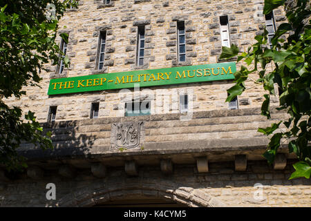 Das Schild über dem Eingang zum Militärmuseum in Dorchester, Dorset, Großbritannien. Stockfoto