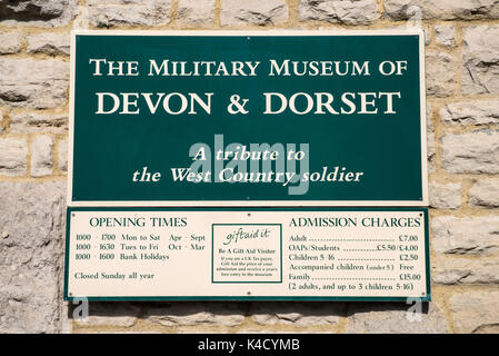 DORCHESTER, Großbritannien - 15. AUGUST 2017: Das Zeichen am Haupteingang des Military Museum von Devon und Dorset, gelegen an der in Dorchester, Großbritannien, Stockfoto