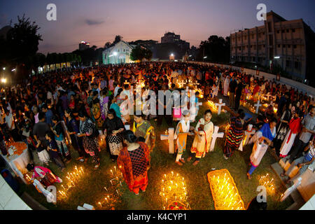 Katholiken beobachten Nov 2 als All Souls' Day, ein Tag des Gebets für die Toten. Die Fotos von der Beobachtung wurden in den heiligen Rosenkranz Kirche in Dhaka, Stockfoto