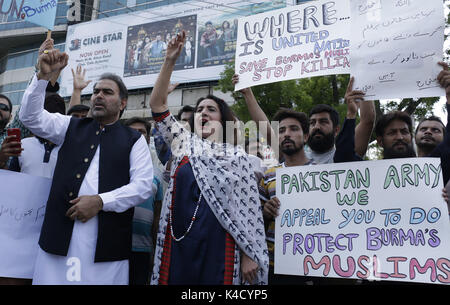 Lahore, Pakistan. 05 Sep, 2017. Mitglieder der pakistanischen Zivilgesellschaft Gruppen protestieren gegen die Verfolgung von Myanmars Rohingya muslimische Minderheit. Das UN-Flüchtlingshilfswerk sagte einige 123.000 Rohingya-flüchtlinge seit der Gewalt in Myanmar am 12.08.25, brach 2017 nach Bangladesch geflohen sind, und dass die etablierten Flüchtlingslager wurden jetzt bei "Breaking Point. Credit: Rana Sajid Hussain/Pacific Press/Alamy leben Nachrichten Stockfoto