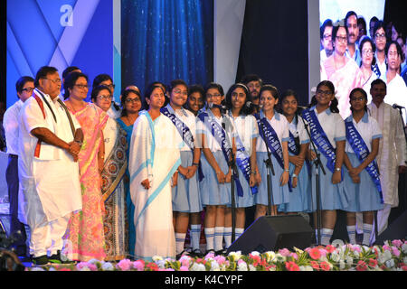 Kolkata, Indien. 05 Sep, 2017. Bildungsminister Partha Chatterjee (links) und Chief Minister Mamata Banerjee (vierte von links) entlang der Schüler während der Lehrer Tag gratulation Programm in Kalkutta. West Bengal Chief Minister Mamata Banerjee felicitates Lehrer anlässlich der Lehrer Tag am 5. September 2017 in Kalkutta. Credit: Saikat Paul/Pacific Press/Alamy leben Nachrichten Stockfoto