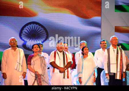 Kolkata, Indien. 05 Sep, 2017. Chief Minister Mamata Banerjee (Zweiter von rechts) und Bildungsministerin Partha Chatterjee (dritter von rechts) zusammen mit anderen während der Lehrer Tag gratulation Programm in Kalkutta. West Bengal Chief Minister Mamata Banerjee felicitates Lehrer anlässlich der Lehrer Tag am 5. September 2017 in Kalkutta. Credit: Saikat Paul/Pacific Press/Alamy leben Nachrichten Stockfoto