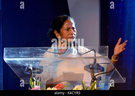 Kolkata, Indien. 05 Sep, 2017. Chief Minister Mamata Banerjee liefert ihre Rede während der Lehrer Tag in Kalkutta. West Bengal Chief Minister Mamata Banerjee felicitates Lehrer anlässlich der Lehrer Tag am 5. September 2017 in Kalkutta. Credit: Saikat Paul/Pacific Press/Alamy leben Nachrichten Stockfoto