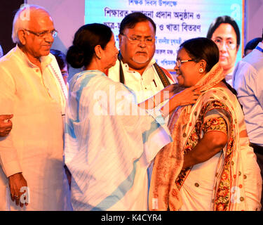 Kolkata, Indien. 05 Sep, 2017. West Bengal Chief Minister Mamata Banerjee (links) felicitates Lehrer anlässlich der Lehrer Tag am 5. September 2017 in Kalkutta. Credit: Saikat Paul/Pacific Press/Alamy leben Nachrichten Stockfoto