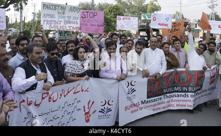 Lahore, Pakistan. 05 Sep, 2017. Mitglieder der pakistanischen Zivilgesellschaft Gruppen protestieren gegen die Verfolgung von Myanmars Rohingya muslimische Minderheit. Das UN-Flüchtlingshilfswerk sagte einige 123.000 Rohingya-flüchtlinge seit der Gewalt in Myanmar am 12.08.25, brach 2017 nach Bangladesch geflohen sind, und dass die etablierten Flüchtlingslager wurden jetzt bei "Breaking Point. Credit: Rana Sajid Hussain/Pacific Press/Alamy leben Nachrichten Stockfoto