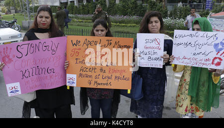 Lahore, Pakistan. 05 Sep, 2017. Mitglieder der pakistanischen Zivilgesellschaft Gruppen protestieren gegen die Verfolgung von Myanmars Rohingya muslimische Minderheit. Das UN-Flüchtlingshilfswerk sagte einige 123.000 Rohingya-flüchtlinge seit der Gewalt in Myanmar am 12.08.25, brach 2017 nach Bangladesch geflohen sind, und dass die etablierten Flüchtlingslager wurden jetzt bei "Breaking Point. Credit: Rana Sajid Hussain/Pacific Press/Alamy leben Nachrichten Stockfoto