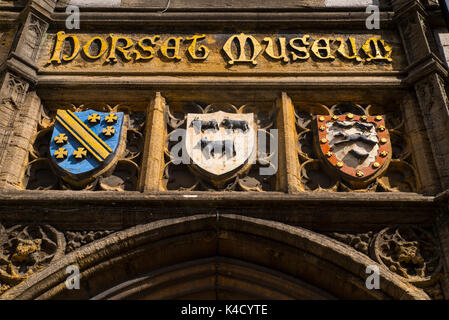 Das Schild über dem Eingang zum Dorset County Museum auf High West Street in Dorchester, Dorset, Großbritannien. Stockfoto