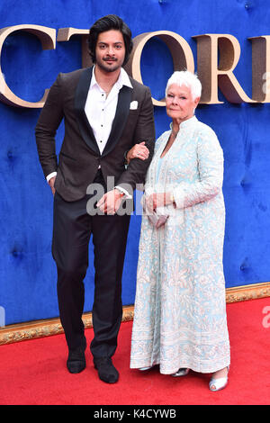 Ali Fazal und Dame Judi Dench bei der UK-Premiere von Victoria & Abdul im Odeon, Leicester Square, London. Stockfoto