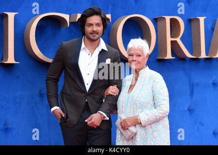 Ali Fazal und Dame Judi Dench bei der UK-Premiere von Victoria & Abdul im Odeon, Leicester Square, London. Stockfoto