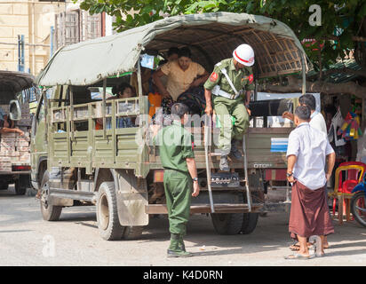 Myanmar Gendarmerie disembarks aus Army truck mit Zivilisten in Sittwe, Rakhine, Myanmar Stockfoto