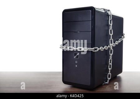 Computer Tower mit Ketten gewickelt um ihn herum sitzen auf einem Schreibtisch gesperrt Stockfoto