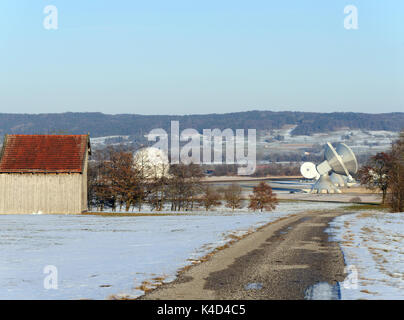 Landschaft in der Nähe von Raisting in Oberbayern, Erdefunkstelle Raisting im Hintergrund Stockfoto