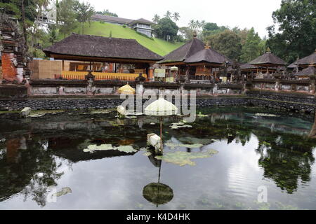 Pura Tirta Empul ist ein heiliger hinduistischer Wassertempel in der Nähe der Stadt Tampaksiring im Zentrum von Bali, Indonesien. Stockfoto