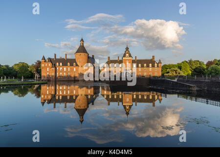 Schöne Reflexion der Wasserburg Anholt in Isselburg Stockfoto