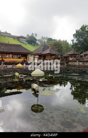 Pura Tirta Empul ist ein heiliger hinduistischer Wassertempel in der Nähe der Stadt Tampaksiring im Zentrum von Bali, Indonesien. Stockfoto