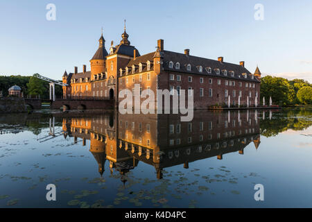 Schöne Reflexion der Wasserburg Anholt in Isselburg Stockfoto