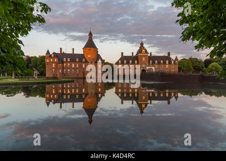 Schöne Reflexion der Wasserburg Anholt in Isselburg Stockfoto