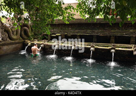 Pura Tirta Empul ist ein heiliger hinduistischer Wassertempel in der Nähe der Stadt Tampaksiring im Zentrum von Bali, Indonesien. Stockfoto