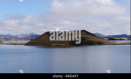 Island, Pseudokrater In Myvatn, Teich Stakholstjèrn Im Norden. Der Teich Bekam Den Namen Myvatn Wegen Der Myriaden Von Nicht-Beißenden Mücken, Die In Riesigen Schwärmen Bei Warmem, Windlosem Wetter Vorkommen Stockfoto