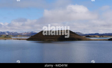 Island, Pseudokrater In Myvatn, Teich Stakholstjèrn Im Norden. Der Teich Bekam Den Namen Myvatn Wegen Der Myriaden Von Nicht-Beißenden Mücken, Die In Riesigen Schwärmen Bei Warmem, Windlosem Wetter Vorkommen Stockfoto