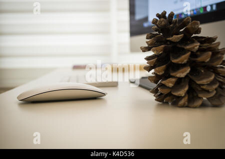 Modernes Arbeiten findet am Schreibtisch weiß Stockfoto