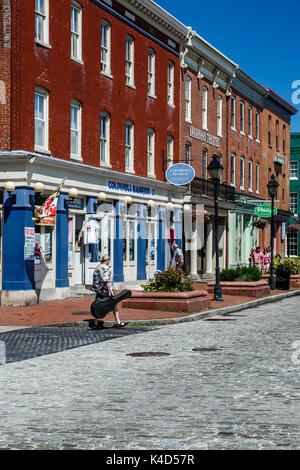 Menschen flanieren vor Geschäften und Kaufhäusern in historischen Gebäuden, Fells Point Nachbarschaft, Baltimore, Maryland, USA Stockfoto