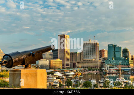 Kanone auf Federal Hill mit Blick auf Skyline und Inner Harbor in Baltimore, Maryland USA Stockfoto