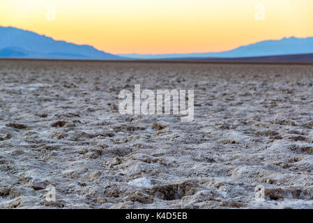 Blick auf Salt Flats in Badwater Basin in der Nähe von Sunset im Death Valley National Park in Kalifornien Stockfoto